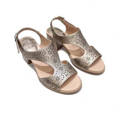 Sandalia en piel troquelada metalizada.
