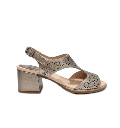 Sandalia en piel troquelada metalizada.