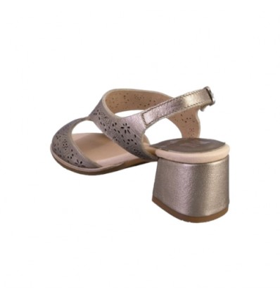 Sandalia en piel troquelada metalizada.